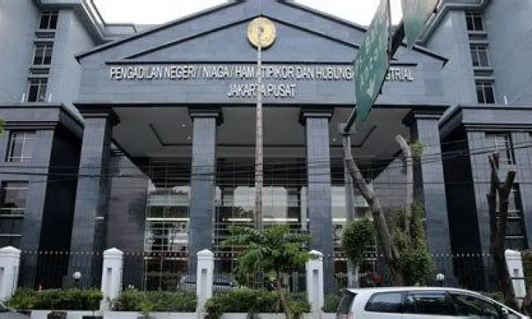 Suasana ruang sidang pengadilan di Indonesia