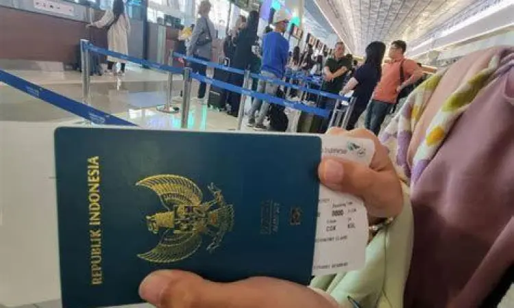 Proses pengecekan paspor di perbatasan negara