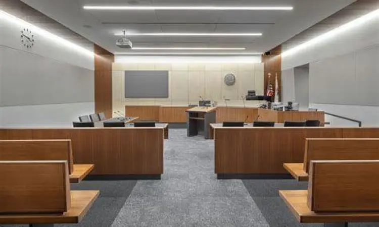 Ruang sidang modern yang menerapkan prinsip keadilan