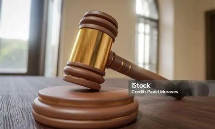 Simbol keadilan melalui palu hakim