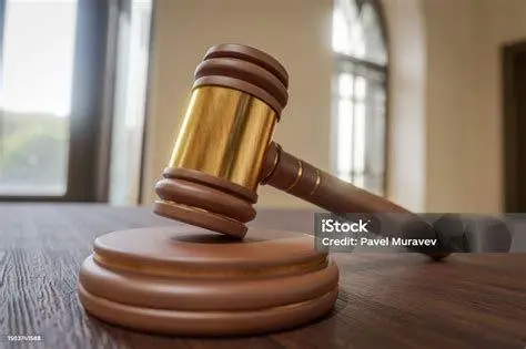 Palu Hakim dan Keadilan Simbol keadilan melalui palu hakim