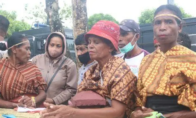 Prosesi sidang hukum adat di sebuah desa di Indonesia