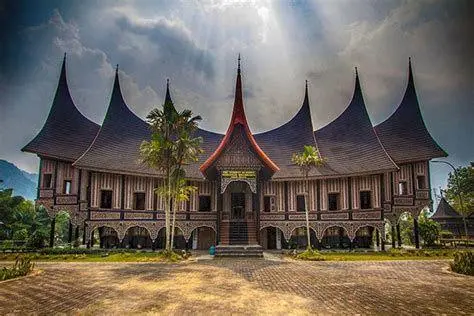 Arsitektur dan Sistem Kekerabatan Rumah Gadang simbol sistem matrilineal