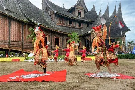 Sistem Matrilineal Minangkabau Upacara adat masyarakat Minangkabau