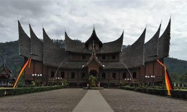 Rumah Gadang sebagai simbol hukum adat Minangkabau