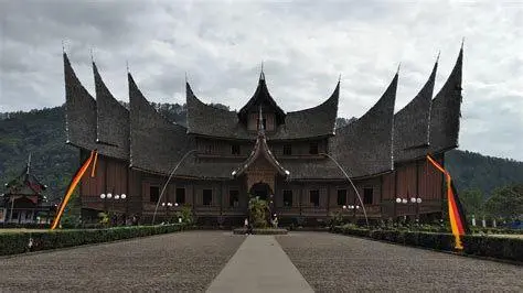 Arsitektur dan Hukum Adat Rumah Gadang sebagai simbol hukum adat Minangkabau