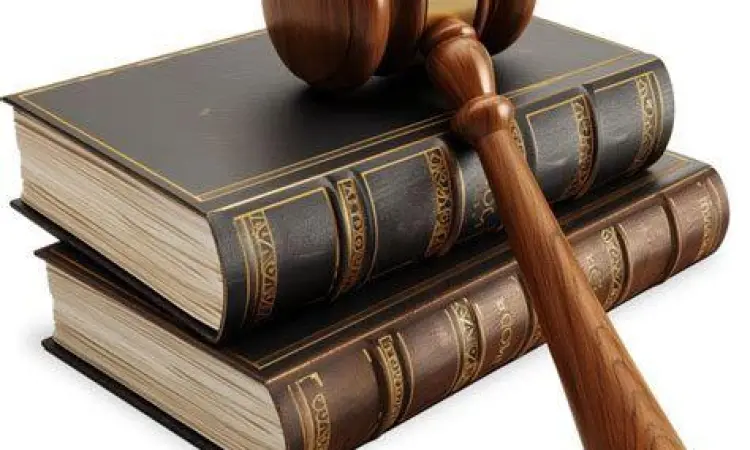 Hukum Positif dan Negara Palu hakim dan buku hukum sebagai simbol hukum positif