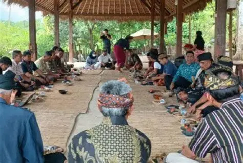 Musyawarah Adat Musyawarah tokoh adat dalam pengambilan keputusan hukum