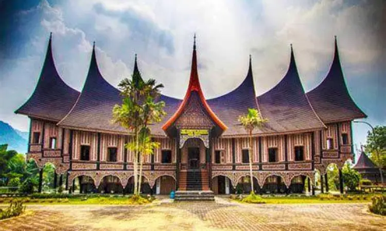 Rumah Gadang simbol sistem matrilineal Minangkabau