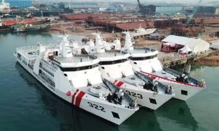 Kapal patroli Bakamla menjaga kedaulatan di ZEE