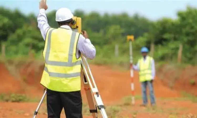 Pengukuran Tanah BPN Petugas melakukan pengukuran tanah dengan alat total station