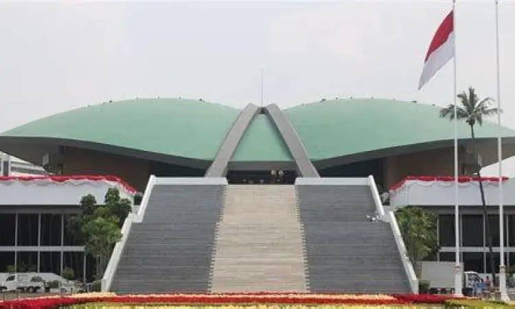 Gedung DPR dan Demokrasi Gedung DPR RI sebagai simbol tempat penyampaian aspirasi rakyat