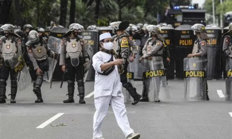 Pengamanan Demo oleh Polri Aparat kepolisian yang bertugas mengamankan jalannya penyampaian pendapat