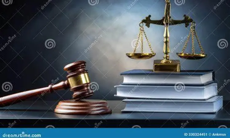 Simbol Keadilan Hukum Timbangan keadilan di atas dokumen hukum