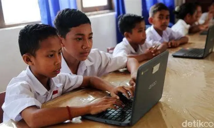 Pendidikan Berkualitas untuk Bangsa Siswa sekolah di Indonesia belajar menggunakan teknologi modern