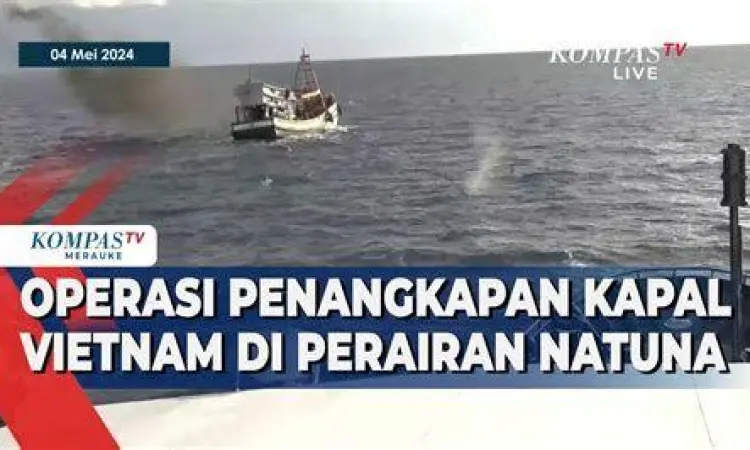 Penangkapan Kapal Vietnam Kapal pengawas perikanan sedang menarik kapal Vietnam