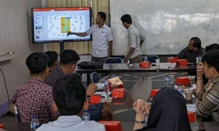 Pendidikan Politik Generasi Muda Mahasiswa melakukan diskusi politik