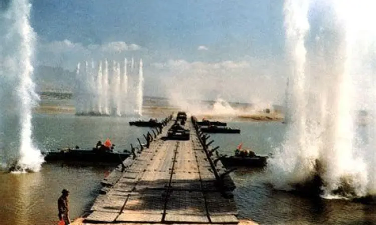 Jembatan Ponton Darurat Konstruksi jembatan ponton di atas sungai