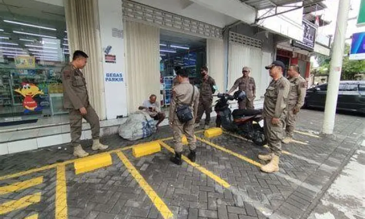 Anggota kepolisian sedang berinteraksi dengan masyarakat