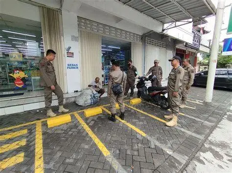 Pelayanan Prima Polri Anggota kepolisian sedang berinteraksi dengan masyarakat