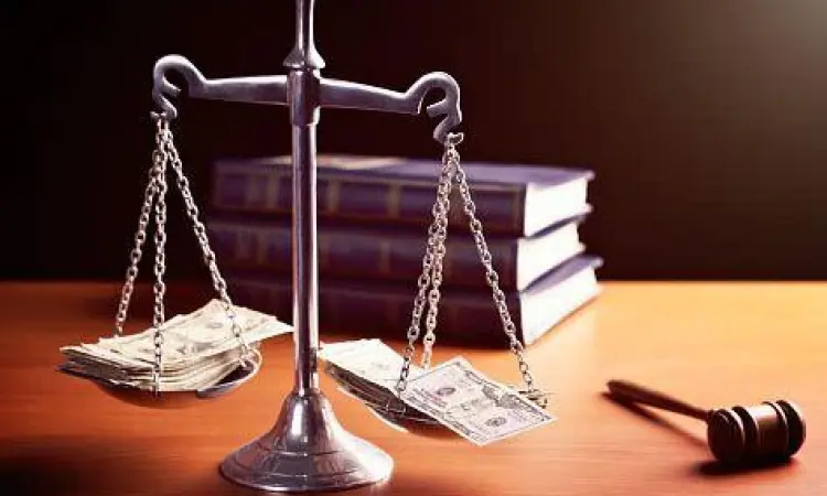 Ilustrasi timbangan keadilan dan koin emas