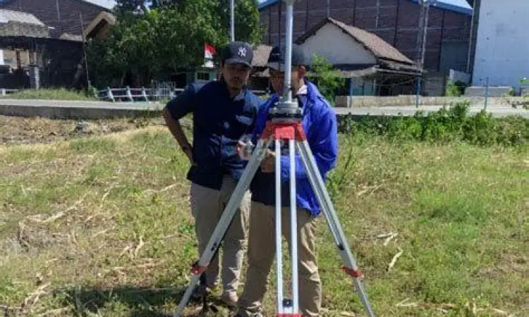 Petugas BPN melakukan pengukuran tanah dalam program PTSL