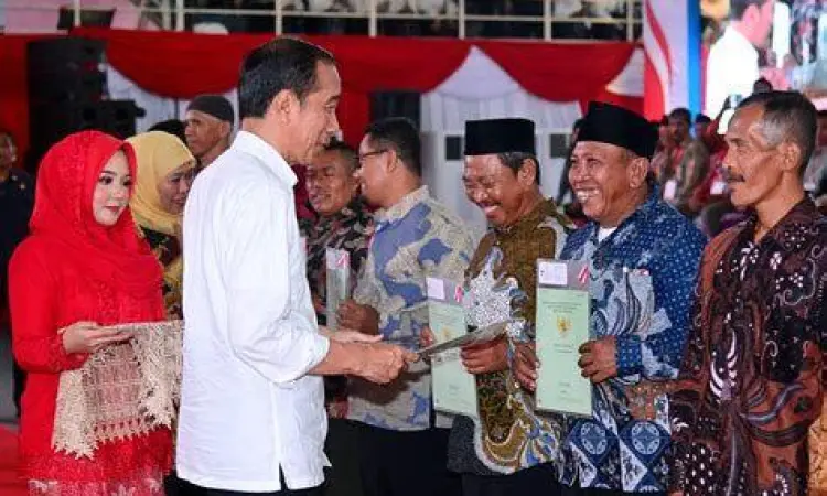 Penyerahan Sertifikat Massal Penyerahan sertifikat tanah secara massal oleh pemerintah