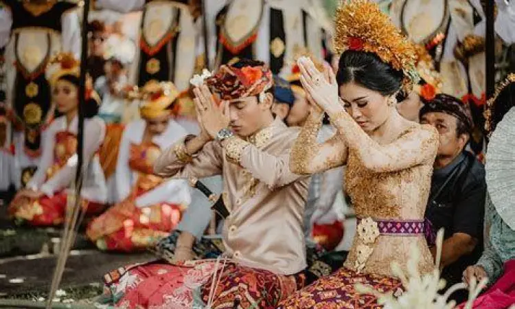 Upacara adat pernikahan di Indonesia yang bernuansa religius