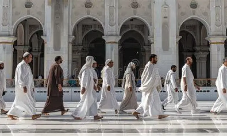 Langkah kaki tenang seorang muslim menuju masjid
