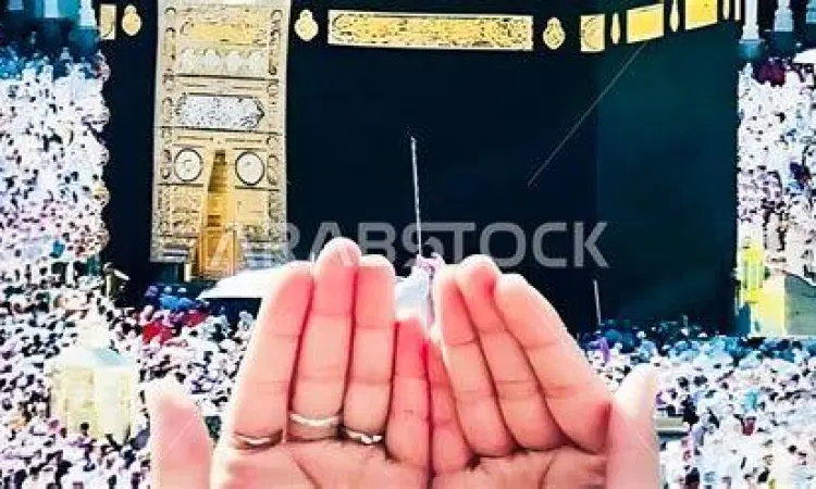 Doa Menuju Masjid Seorang muslim berdoa dalam perjalanan ke masjid