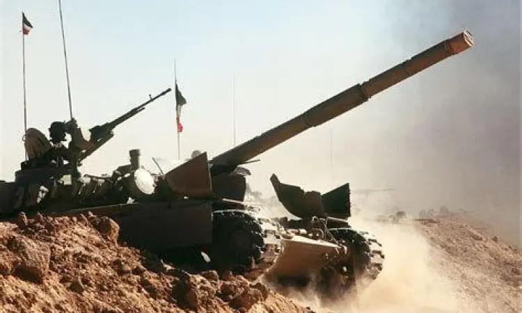Tank Irak di jalanan Kuwait City