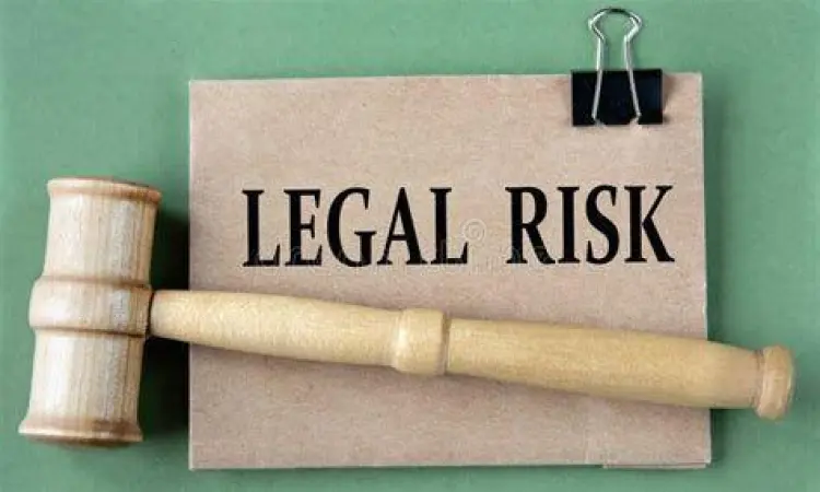 Palu hakim yang melambangkan risiko hukum tanggung jawab pribadi