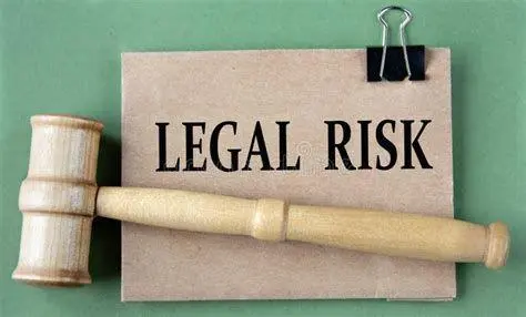 Risiko Hukum Tanggung Jawab Renteng Palu hakim yang melambangkan risiko hukum tanggung jawab pribadi