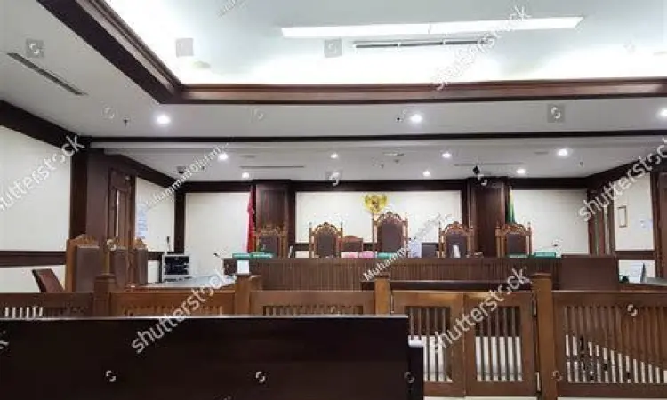 Suasana ruang sidang pengadilan di Indonesia