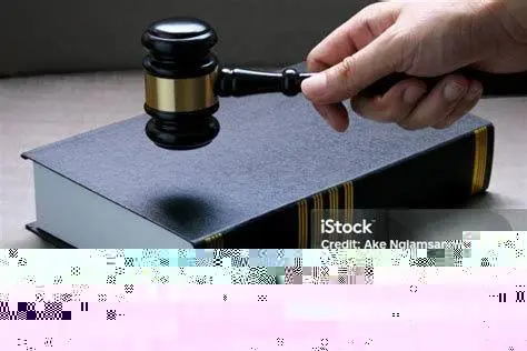 Simbol Hukum dan Keadilan Palu hakim di atas buku hukum sebagai simbol legalitas