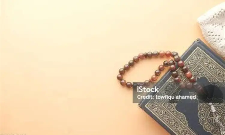 Al-Qur'an berisi tiga komponen dasar hukum yaitu akidah akhlak dan amaliyah