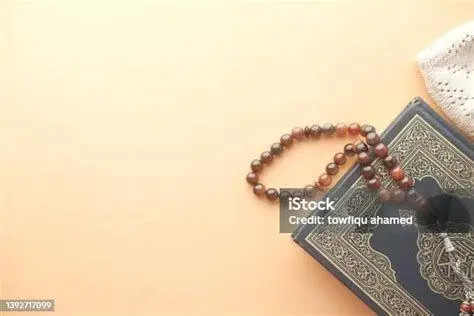 Fondasi Hukum Islam dalam Al-Qur'an Al-Qur'an berisi tiga komponen dasar hukum yaitu akidah akhlak dan amaliyah