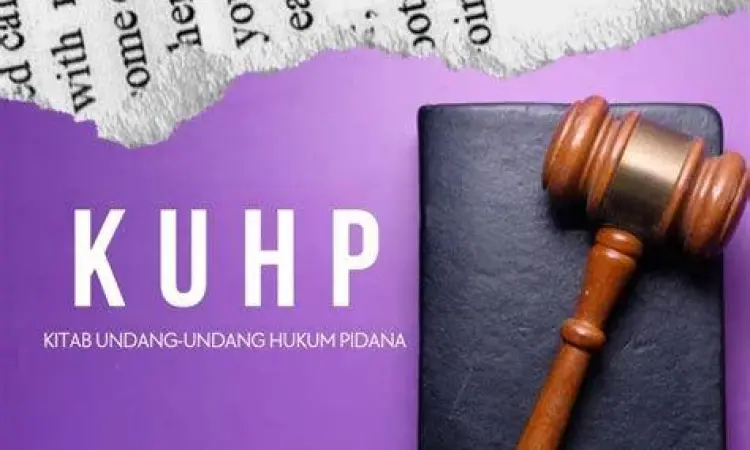 Palu hakim di atas buku KUHAP