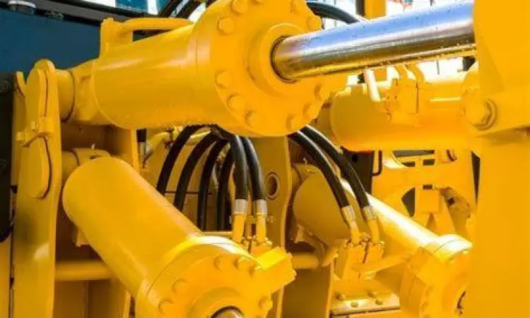 Teknisi sedang melakukan pengecekan kebocoran pada sistem hidrolik