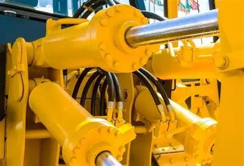 Perawatan Sistem Hidrolik Teknisi sedang melakukan pengecekan kebocoran pada sistem hidrolik