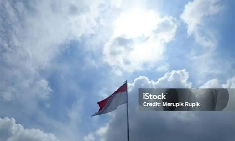 Bendera Merah Putih berkibar sebagai simbol kedaulatan