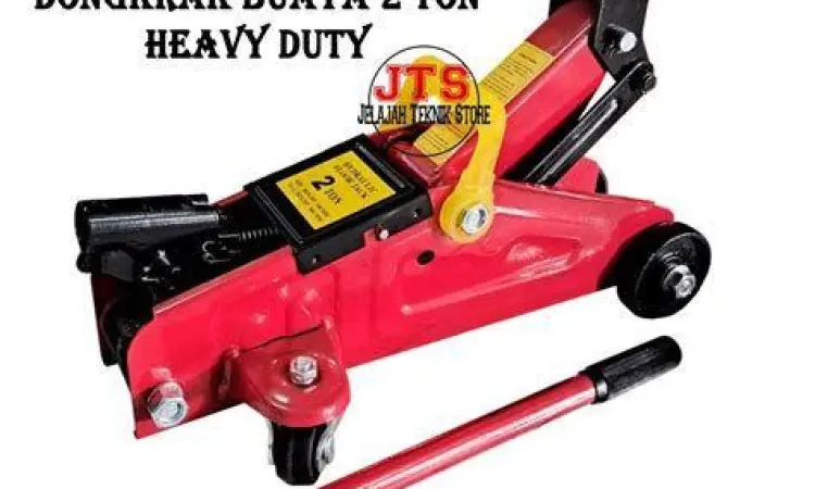 Dongkrak hidrolik sedang mengangkat mobil