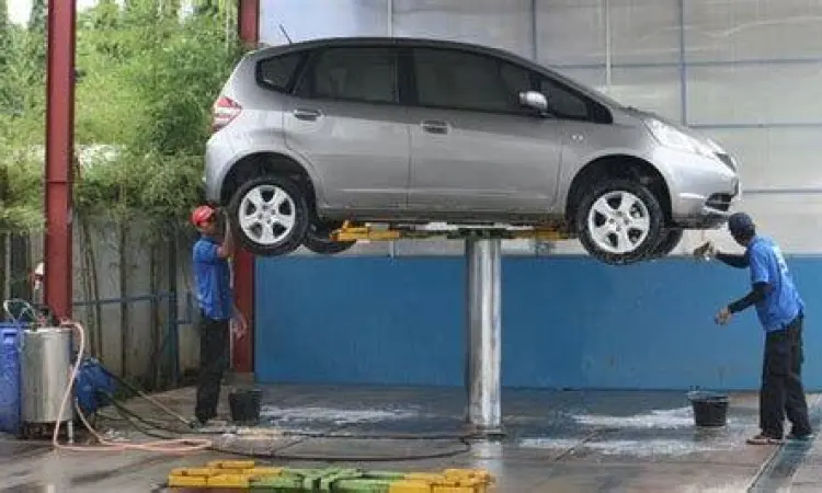 Alat pengangkat mobil hidrolik di tempat pencucian
