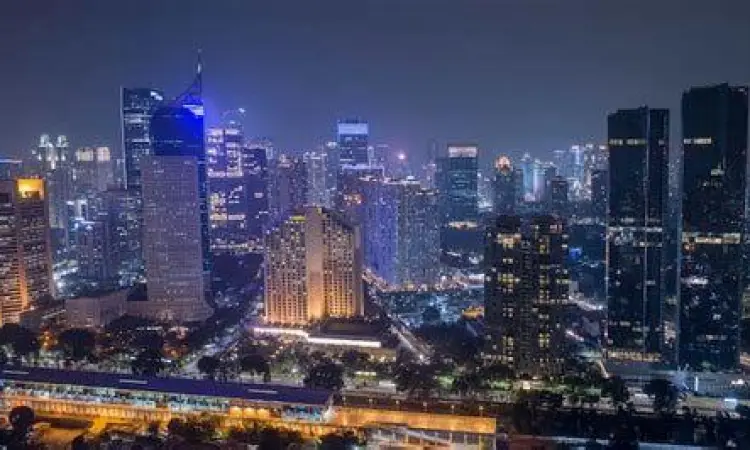 Pemandangan kota Jakarta di malam hari yang tertib