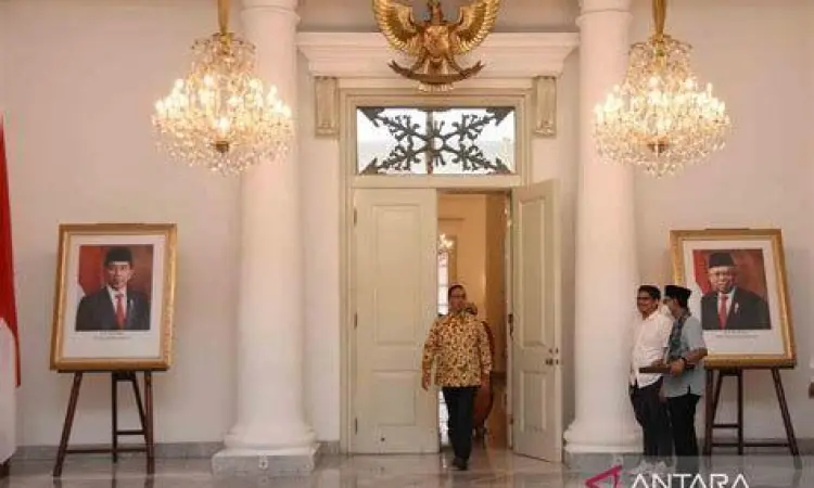 Anies Baswedan dan Kebijakan Publik Anies Baswedan di Balai Kota Jakarta membahas regulasi
