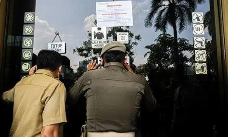 Satpol PP melakukan penyegelan tempat hiburan