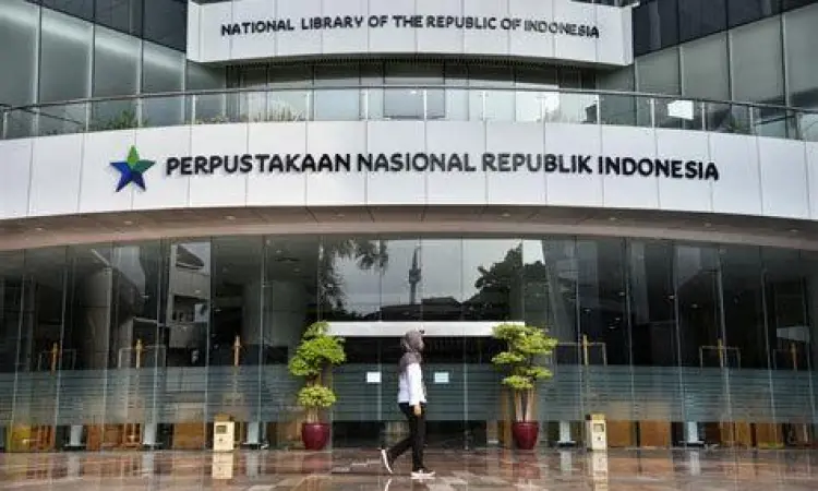 Rak perpustakaan dengan buku-buku hukum Indonesia