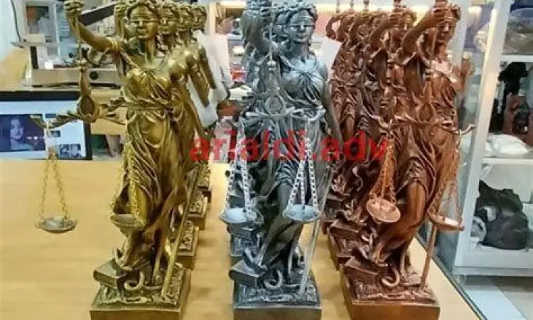 Patung Dewi Keadilan yang melambangkan objektivitas hukum
