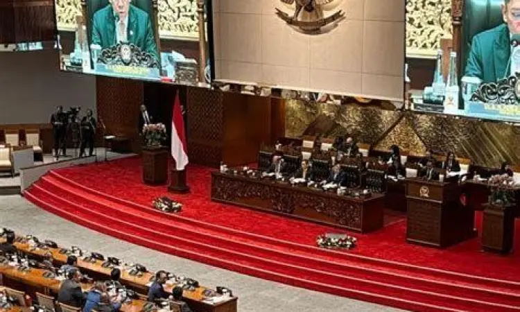 Proses Legislasi di Indonesia Suasana sidang paripurna di DPR RI