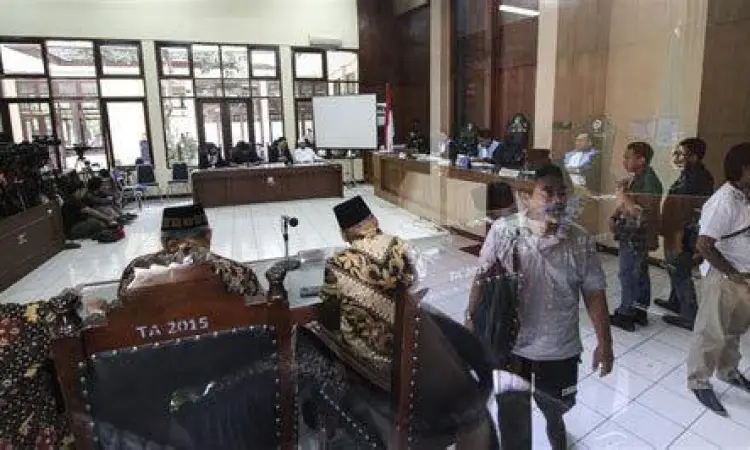 Suasana ruang sidang PTUN saat proses pembuktian
